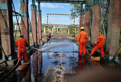 近日，電儀中心對120噸地磅房進行了清掃維護