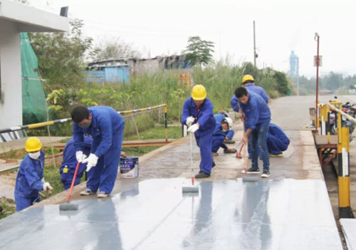 圖為100噸地磅調(diào)校及反腐工作現(xiàn)場(chǎng)